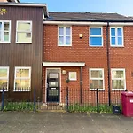 Spacious & Stylish Stay - Perfect For Families & Contractors ! 3 Bedroom House In Reading Upto 3 Free Parking !!