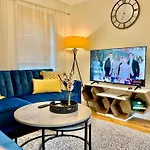 Spacious & Stylish Stay - Perfect For Families & Contractors ! 3 Bedroom House In Reading Upto 3 Free Parking !!