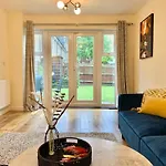 Spacious & Stylish Stay - Perfect For Families & Contractors ! 3 Bedroom House In Reading Upto 3 Free Parking !!