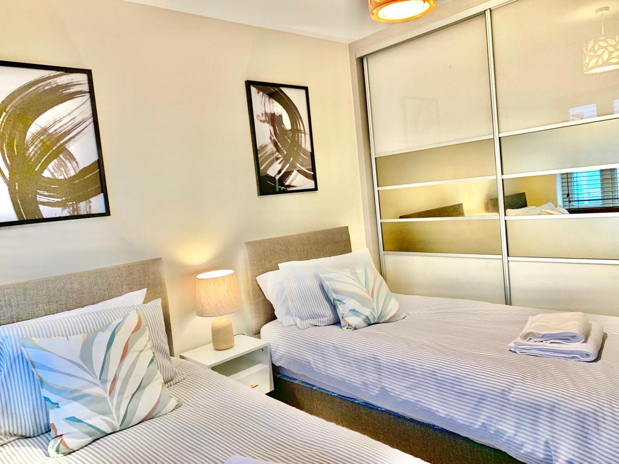 Holiday home Spacious & Stylish - Perfect For Families & Contractors ! 3 Bedroom House In Upto 3 Free Parking !!
