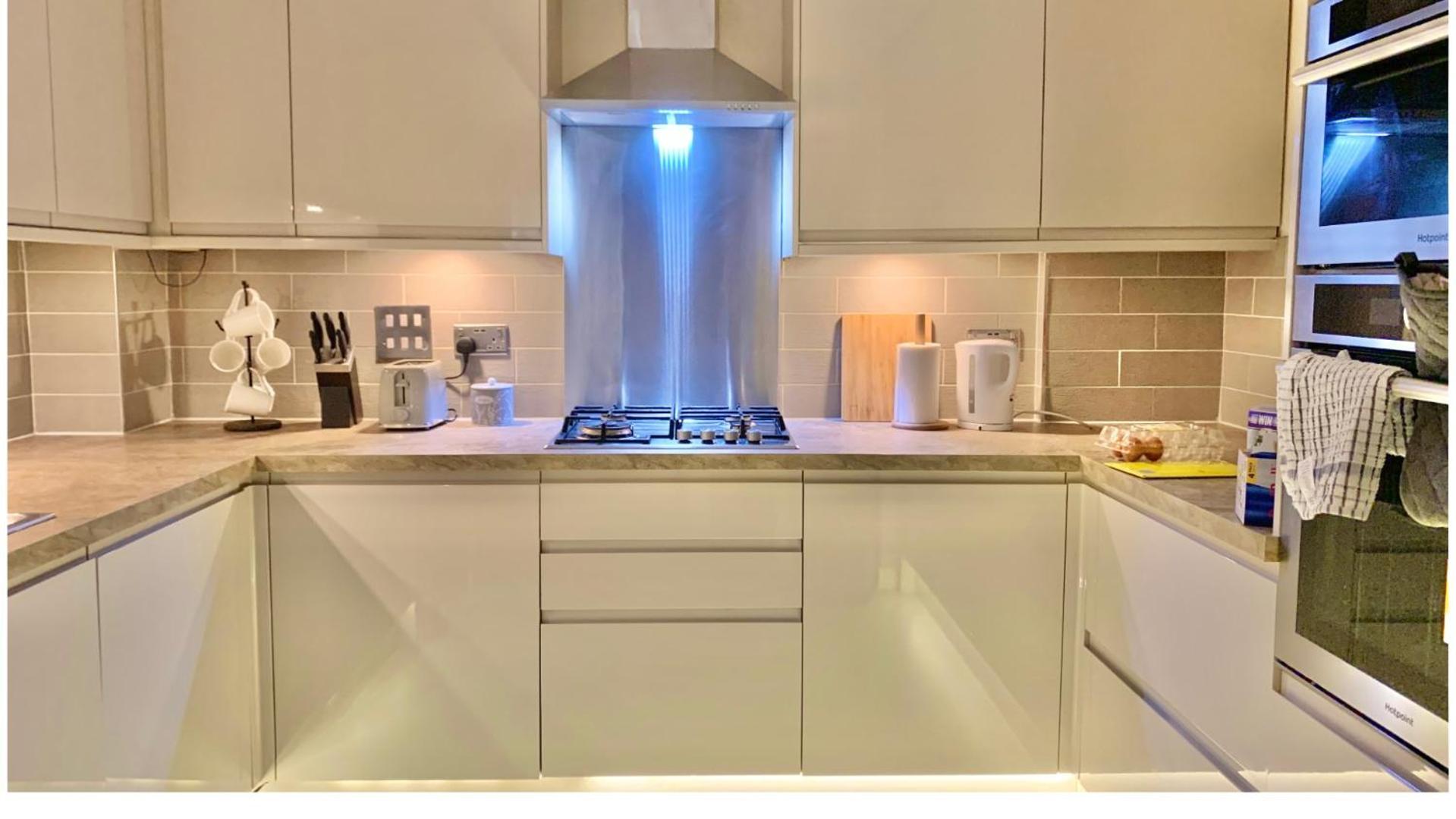 Spacious & Stylish - Perfect For Families & Contractors ! 3 Bedroom House In Upto 3 Free Parking !! Holiday home *