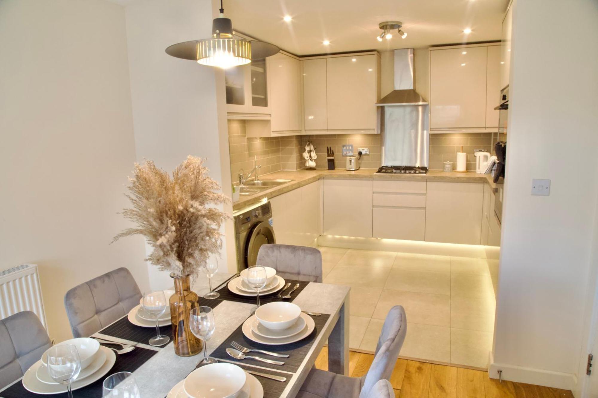 Spacious & Stylish - Perfect For Families & Contractors ! 3 Bedroom House In Upto 3 Free Parking !!