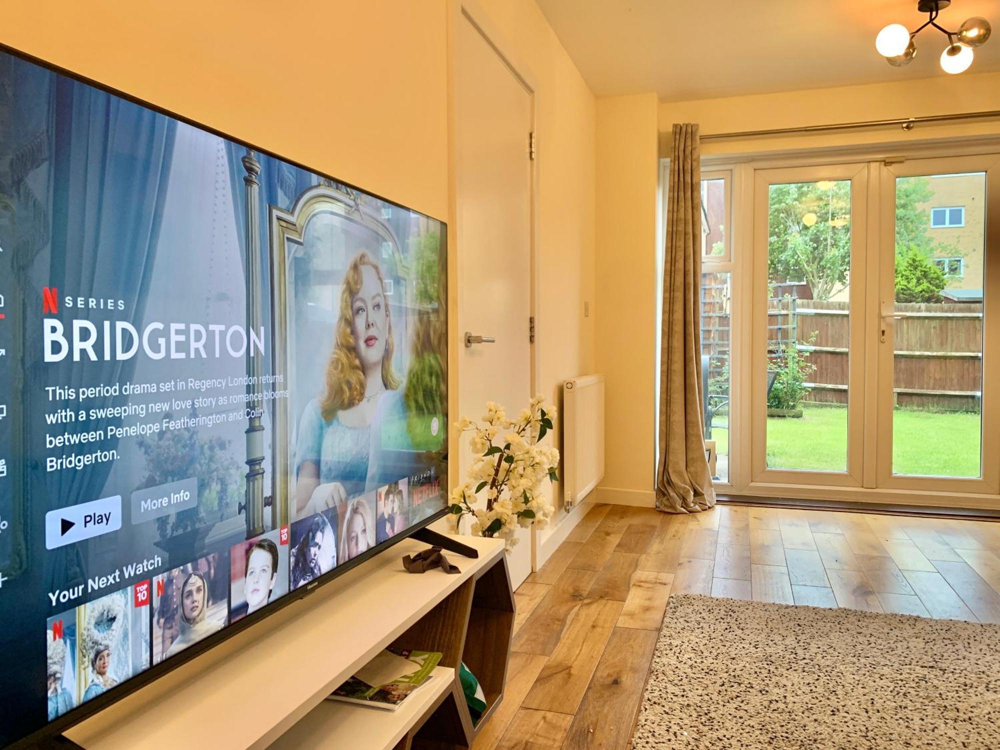 Spacious & Stylish - Perfect For Families & Contractors ! 3 Bedroom House In Upto 3 Free Parking !! Holiday home *