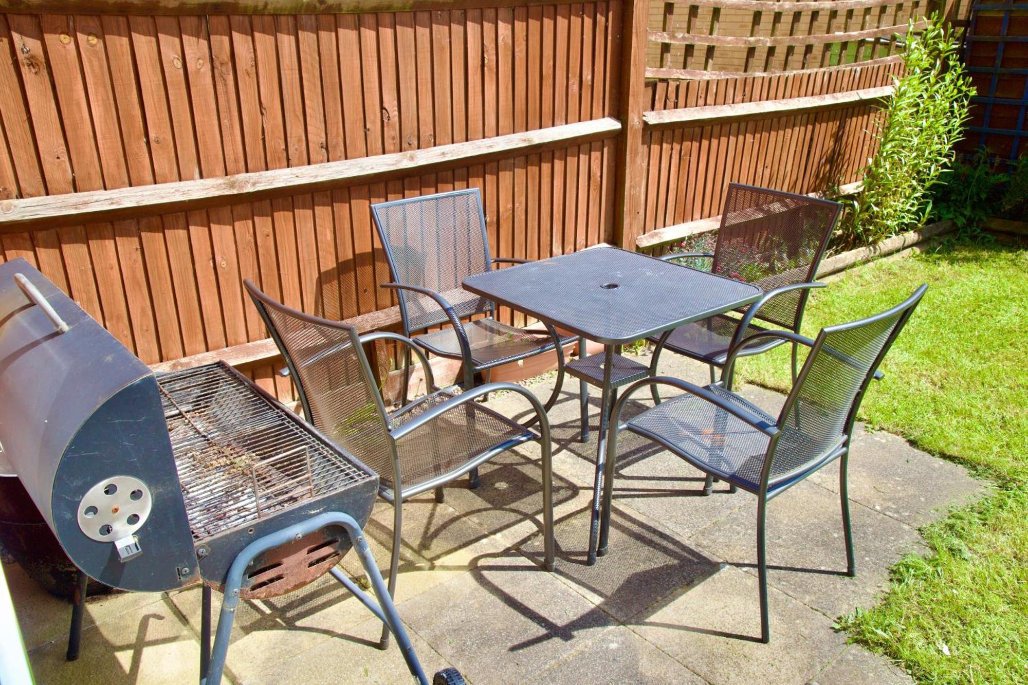 Spacious & Stylish - Perfect For Families & Contractors ! 3 Bedroom House In Upto 3 Free Parking !! * Reading