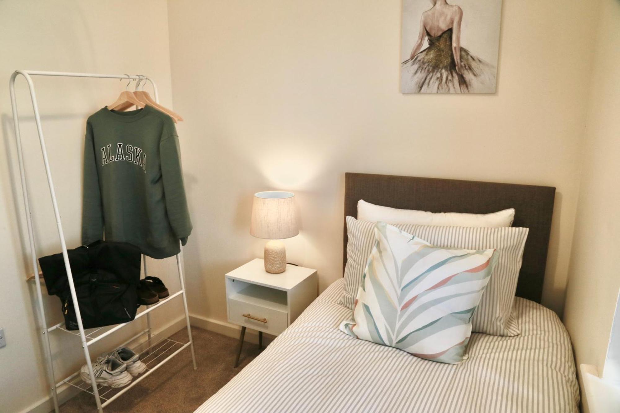 Holiday home Spacious & Stylish - Perfect For Families & Contractors ! 3 Bedroom House In Upto 3 Free Parking !! Reading