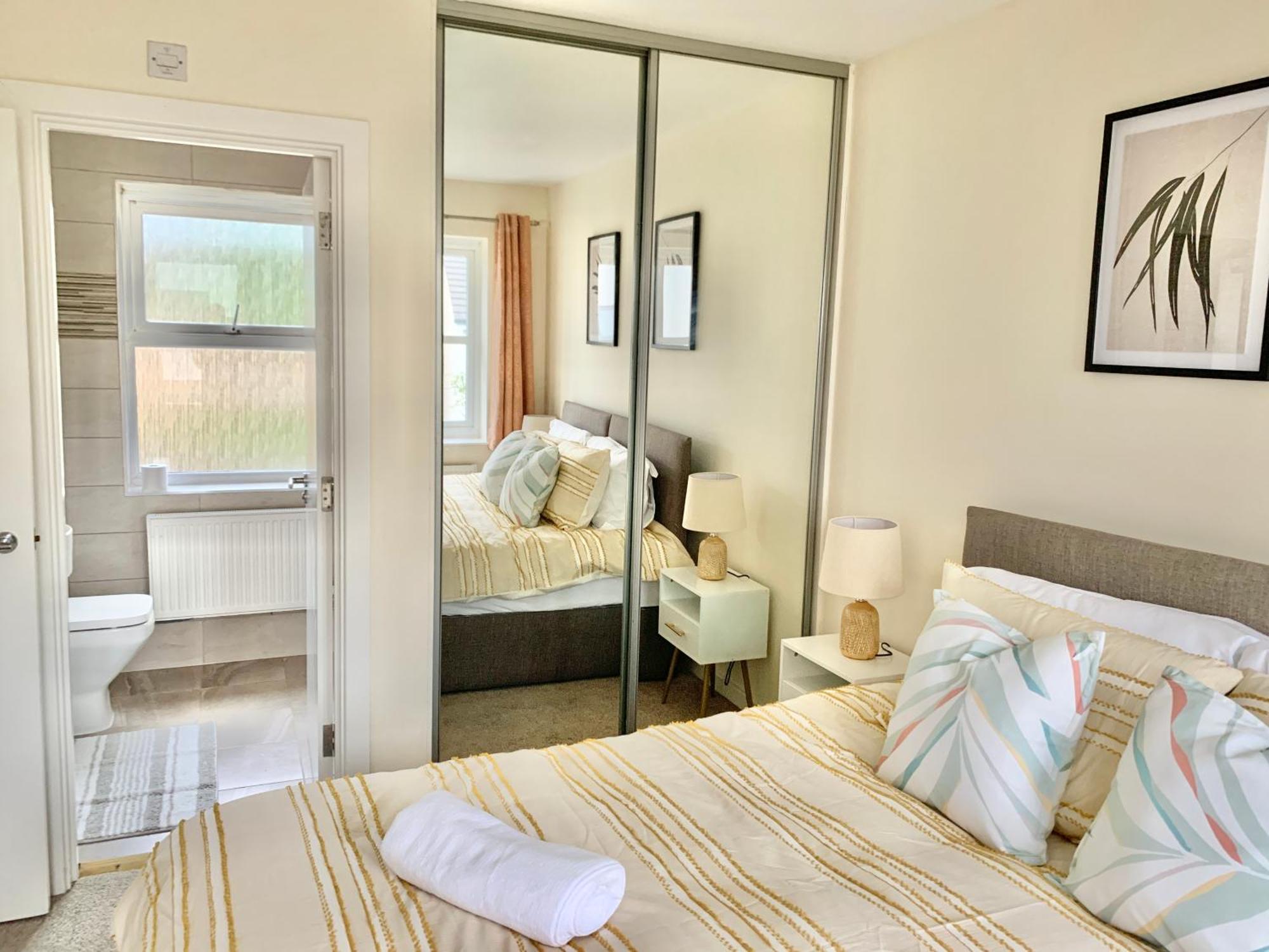 Spacious & Stylish - Perfect For Families & Contractors ! 3 Bedroom House In Upto 3 Free Parking !! *