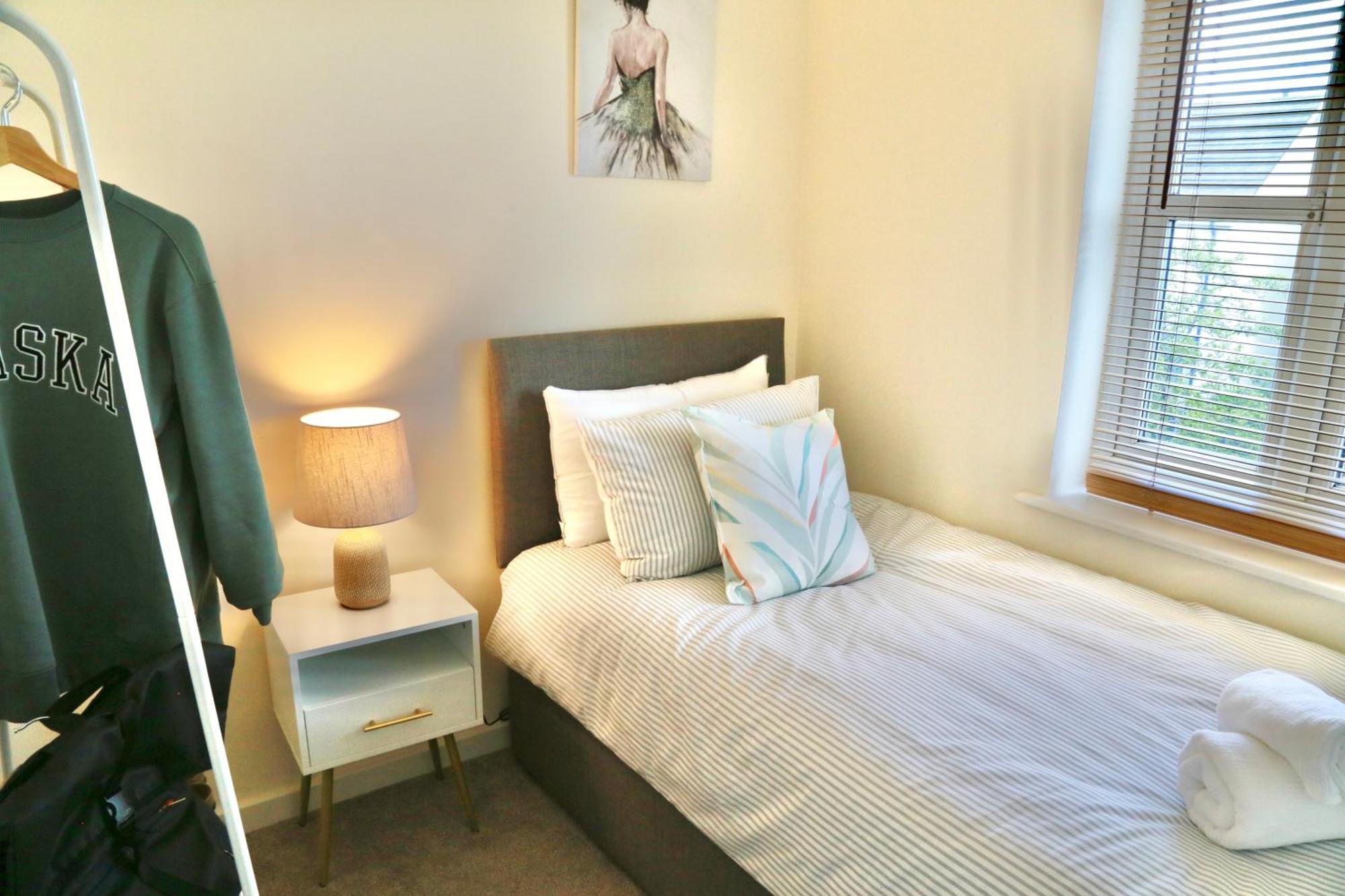 Holiday home Spacious & Stylish - Perfect For Families & Contractors ! 3 Bedroom House In Upto 3 Free Parking !! *