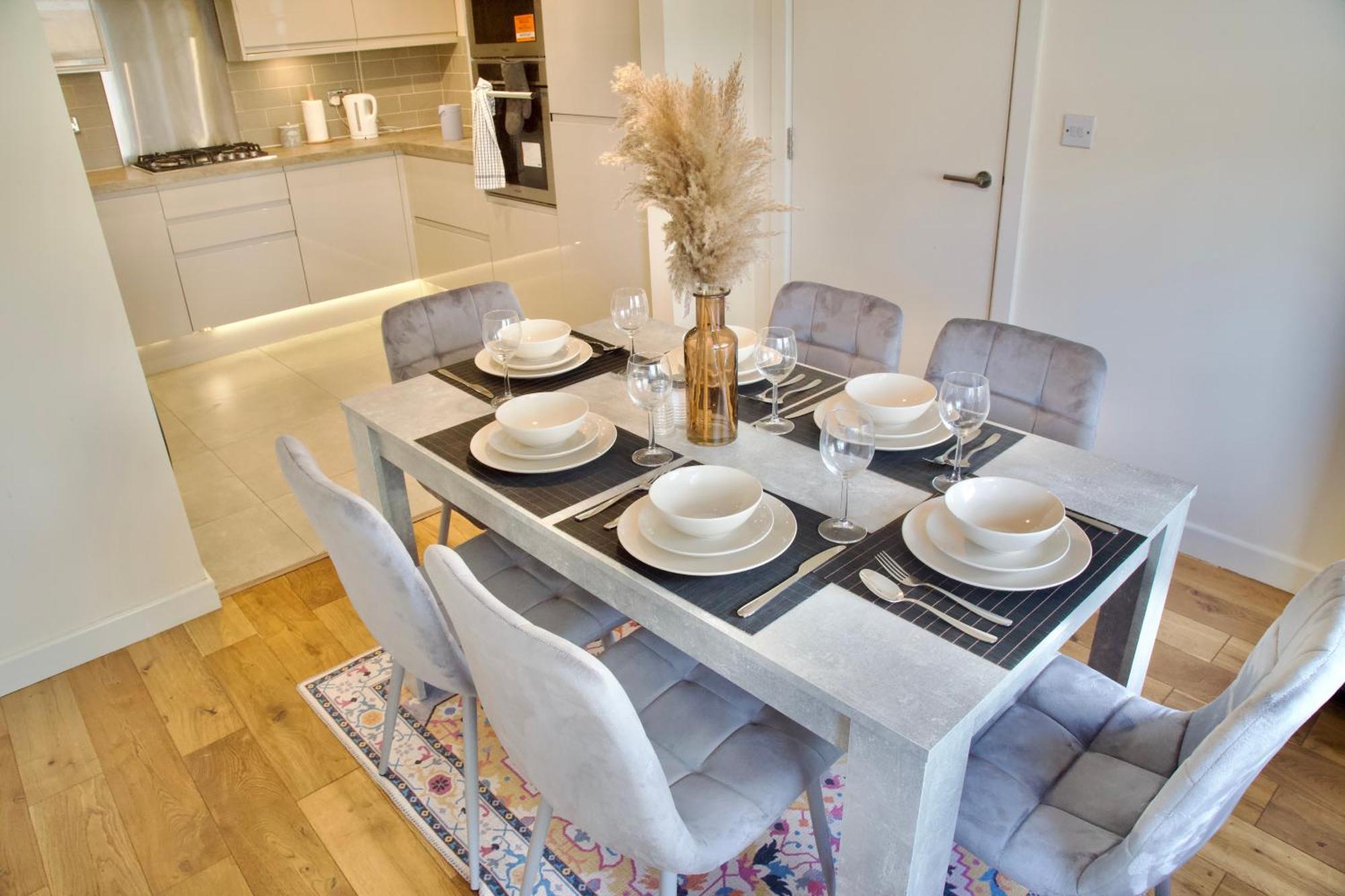 Spacious & Stylish - Perfect For Families & Contractors ! 3 Bedroom House In Upto 3 Free Parking !! Reading