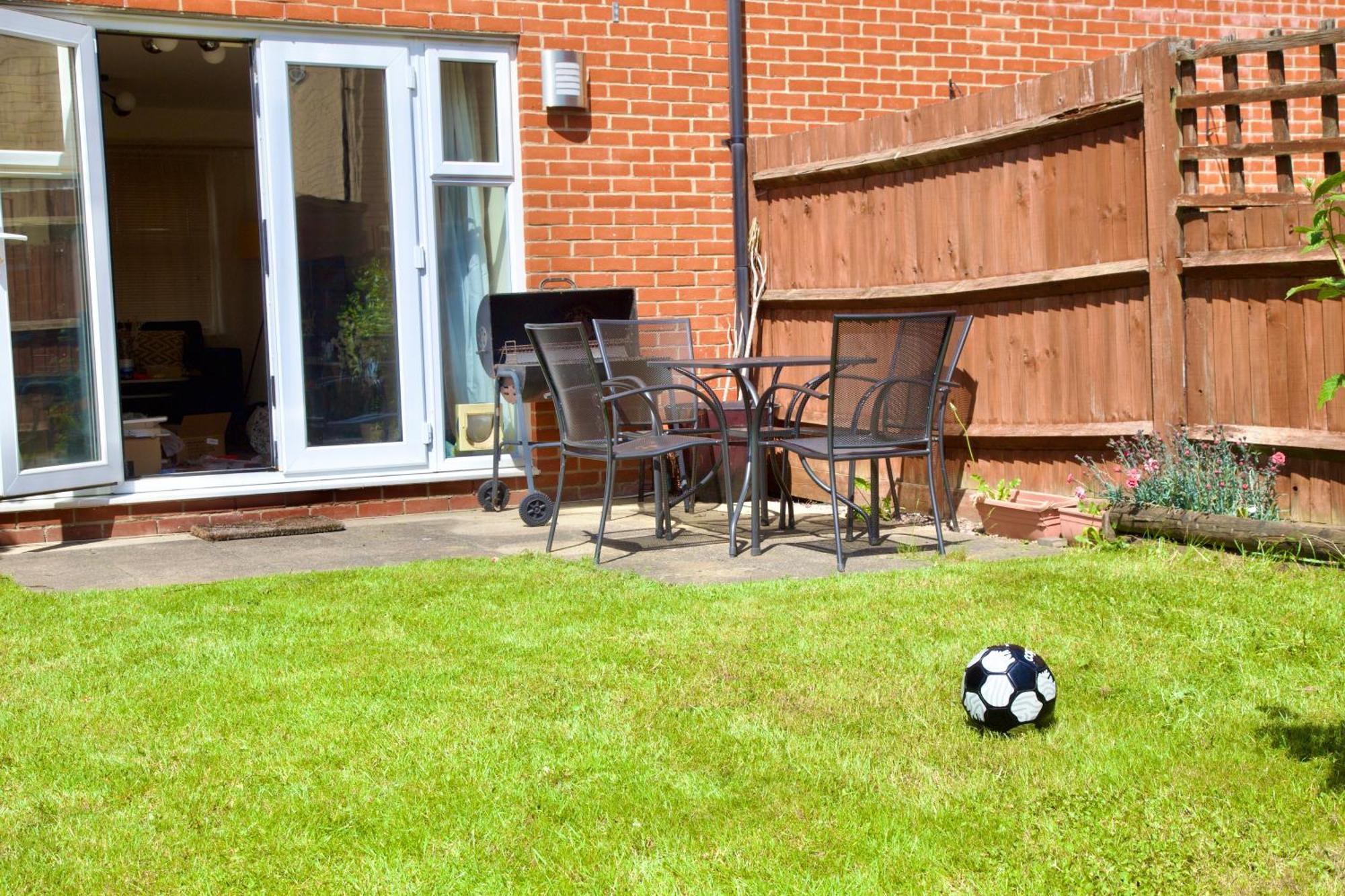 Holiday home Spacious & Stylish - Perfect For Families & Contractors ! 3 Bedroom House In Upto 3 Free Parking !!