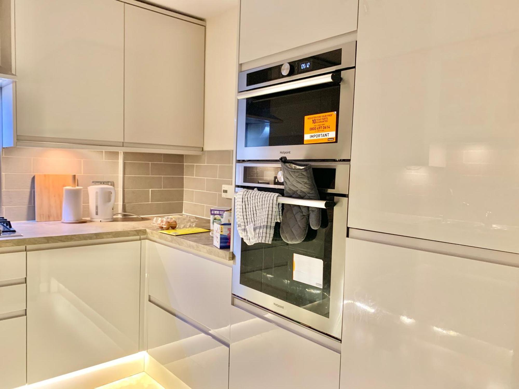 Spacious & Stylish - Perfect For Families & Contractors ! 3 Bedroom House In Upto 3 Free Parking !! Holiday home *
