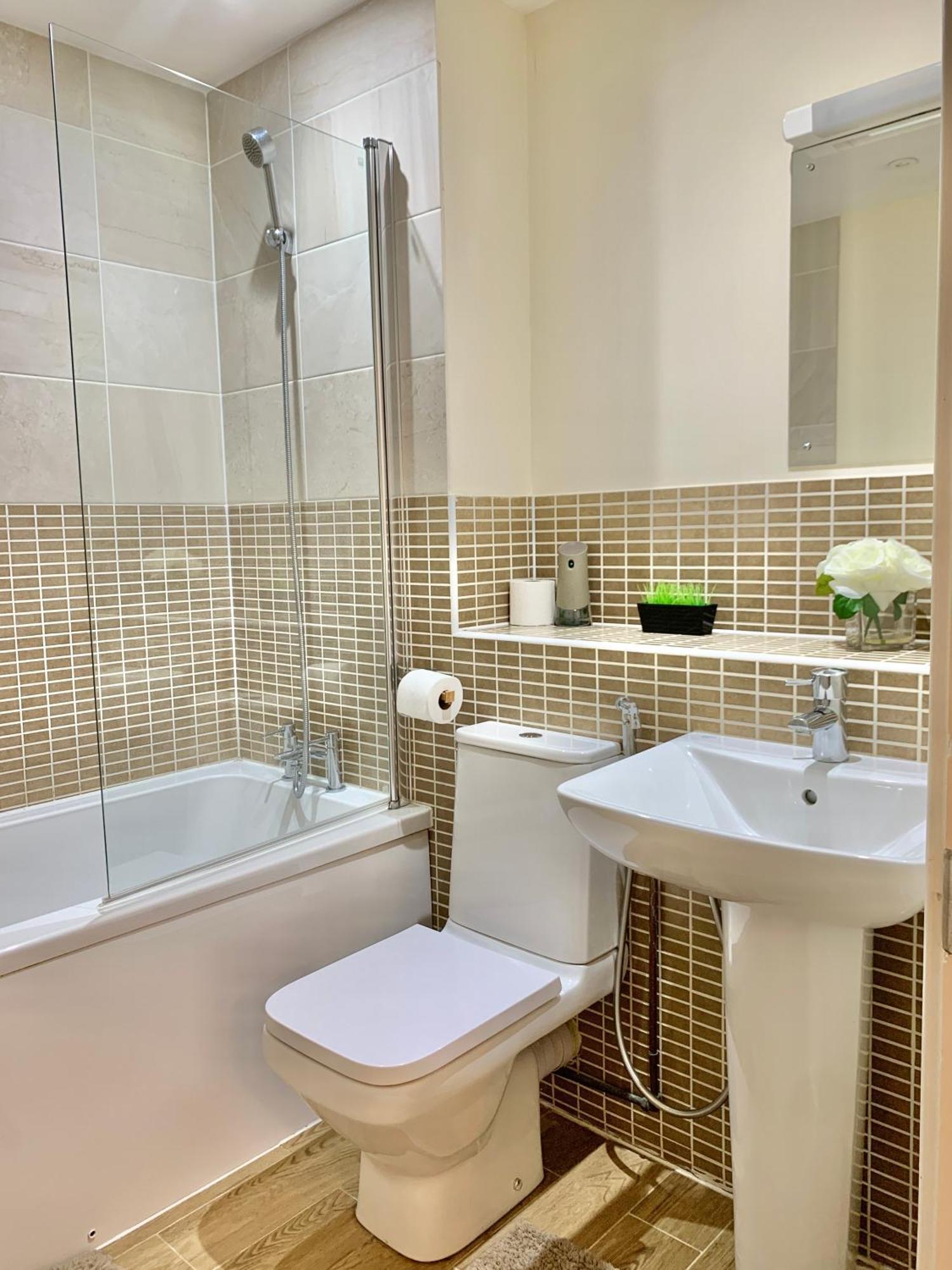 Spacious & Stylish - Perfect For Families & Contractors ! 3 Bedroom House In Upto 3 Free Parking !!